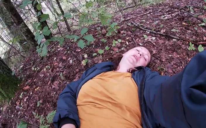 Hera Harding: Forest Masturbation Through the Panties