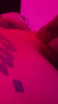 Geiler ebenholz, vollbusiger schlitz stopft ihre muschi mit einem riesigen dildo