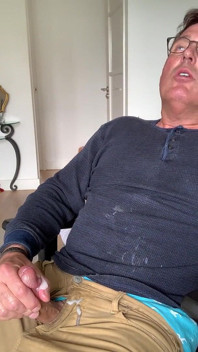 Solo otra sesión de paja y masturbación en casa