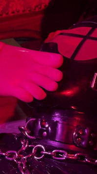 Rubber & ava fetishart danno al perv un footjob in lattice parte 1