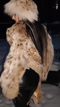 Uma Bruxa Gótica Seduz Você Durante Uma Tempestade De Neve De Inverno Com Seus Rituais De Magia Negra, Unhas Longas E Peles.
