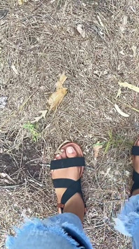 La mamma cammina a piedi nudi fuori
