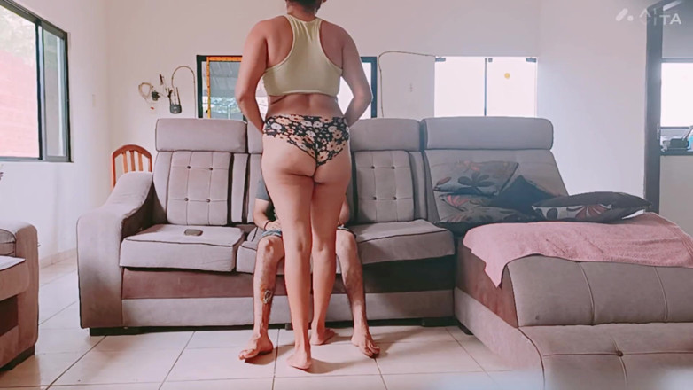 Kamila6922: मेरी पत्नी के साथ मेरे नए घर में सोफे पर