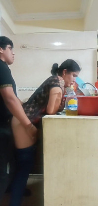 Pembantu rumah dikongkek Semasa Dia Membasuh Pingggir