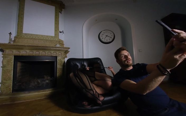 FeelMeVR: Paula, schätzchen mit dicken titten, klatscht sich im alten haus,...