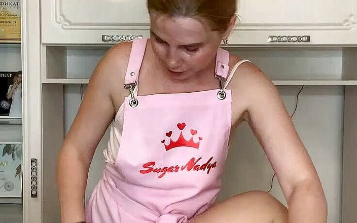 Teacher Sugar Nadya: 一个身体丰满的女孩的深度脱毛课程