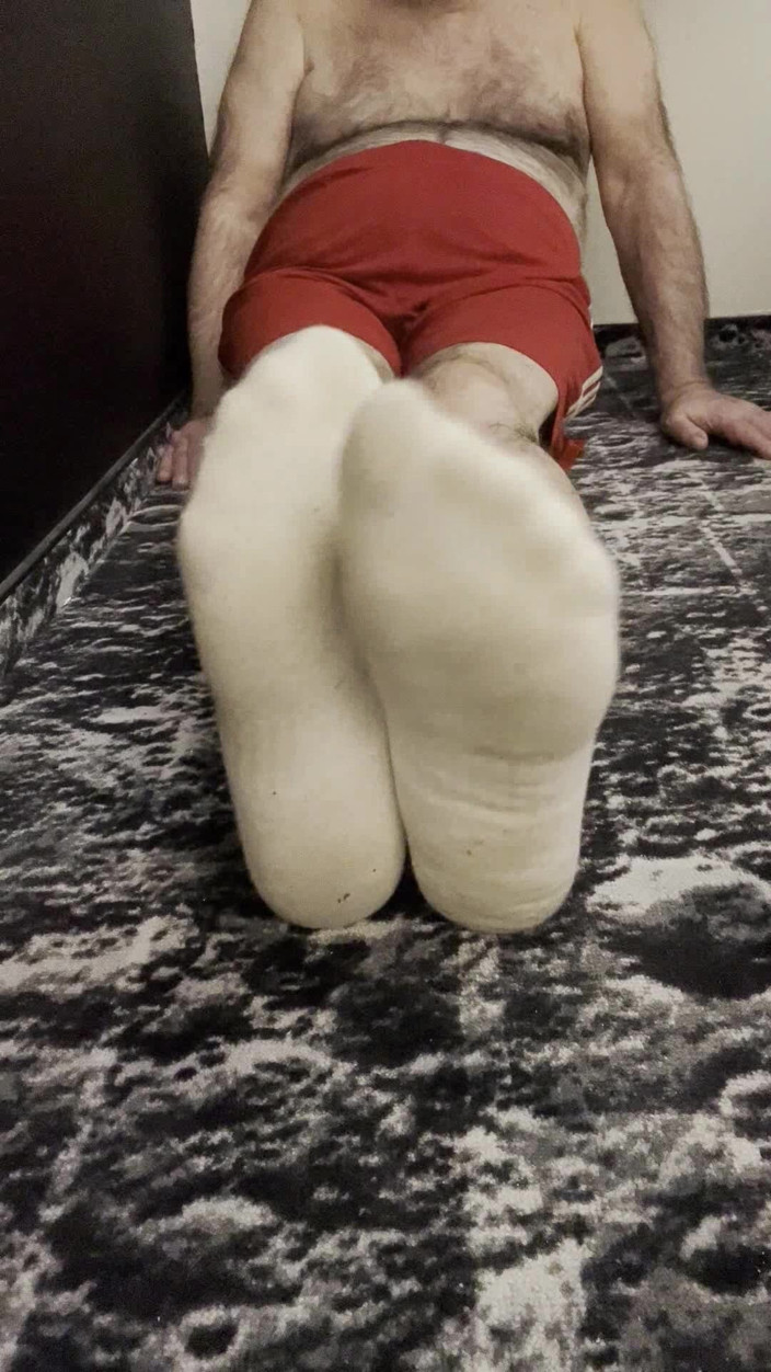Coach Karl dude lodge: 흰색 양말을 신은 칼 코치의 발 [8893]