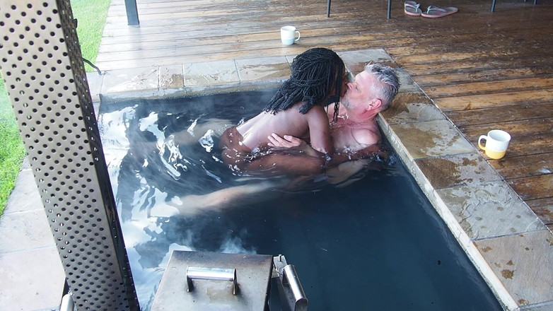 Black Swan: 朝霧の魔法のホットワイフがプールで犯される