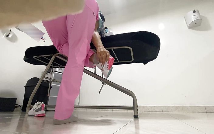 irina69star: Perawat direkam oleh kamera amatir di kantor