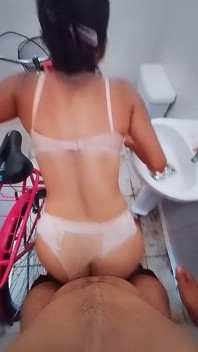 私は公の場で義理の兄弟にペニスを突っ込んだ。