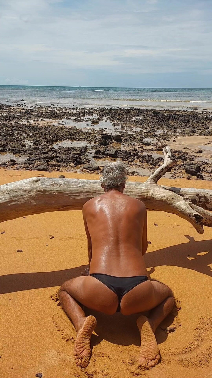 Ladysilvas: Ladysilva Femboy na plaży pokazując swoje majtki tyłek