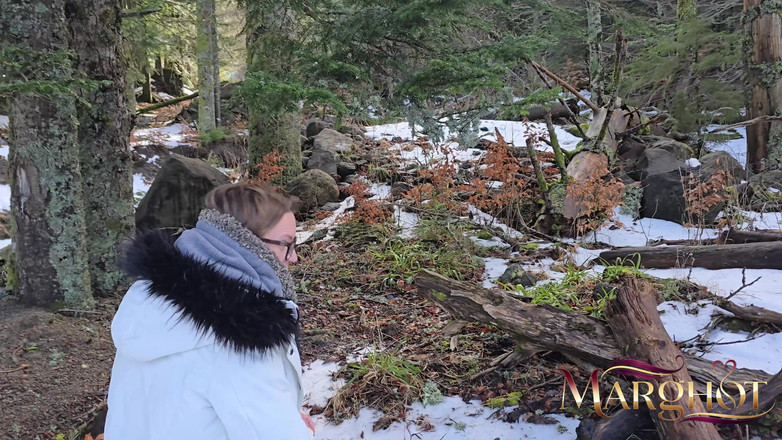 Sexymarghot: В снежном лесу: я сосу своего парня и ходящего, он трахает мою киску в снегу, пока я сосу своего парня