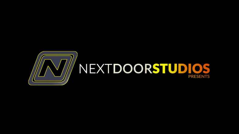 Next Door Studios: Nevlastní bratrové byli přistiženi, jak se navzájem kouří na večírku,...