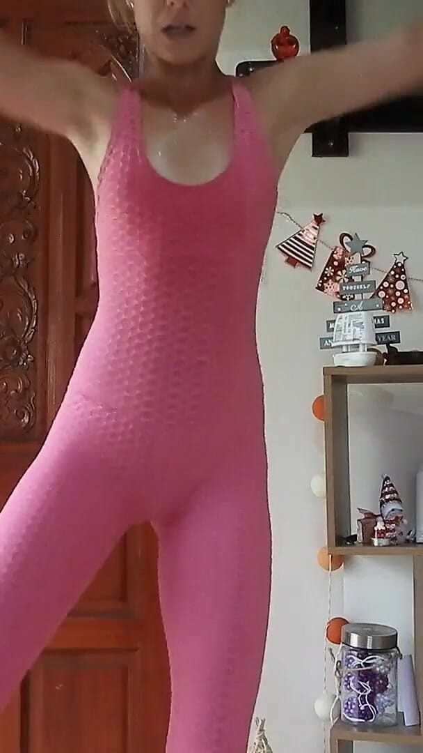 MissAnja_FH: Sexy e super sudata in tuta rosa