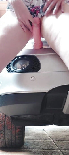 Flor_latina: Scopando un dildo con la mia figa rosa in macchina