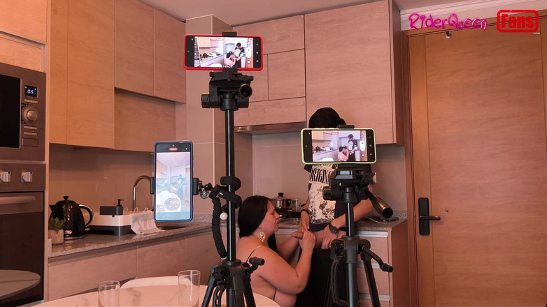 Riderqueen: Video cho người hâm mộ - con trai riêng đến thăm mẹ...