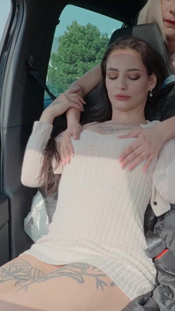 Mädchen wissen, wie man spaß in meinem auto hat