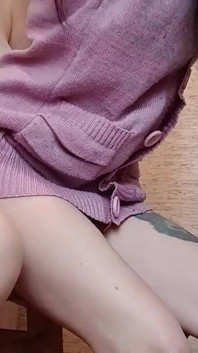 Seks lesbian cepat di dapur dengan strap-on