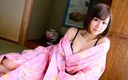 Go Sushi: Une MILF japonaise classique vêtue de kimono fait une branlette...