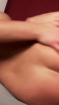 Sexy und schönes mädchen macht anal ficken nach der massage