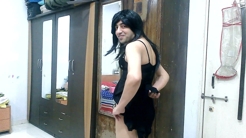 Cute & Nude Crossdresser: 性感的娘娘腔变装者 femboy 甜棒棒糖在热的黑色娃娃娃。