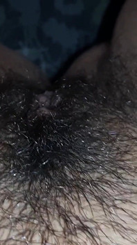 털이 무성한 보지를 먹고 빠르게 오르가즘을 느끼는 그녀