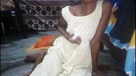 Pados Wale Ladke Ko Bula Ke Raat Me Apni Chut Ki Piyas Bujha Like Bhabhi Ne