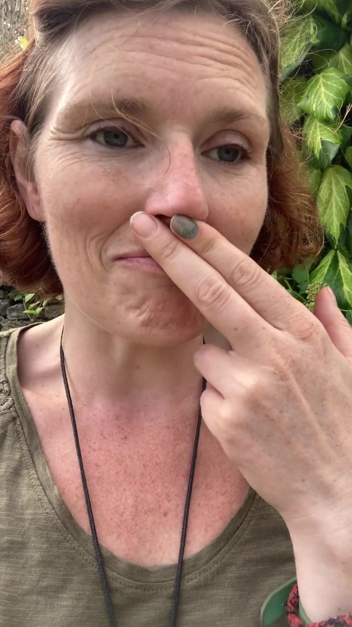 MistressWriggler: Pachnąc moimi śmierdzącymi palcami cipki w zacisznym ogrodzie, nie zdając sobie...