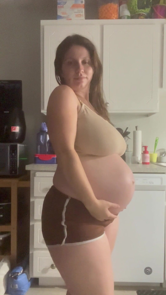 Nina Capel: Showing off My Pregnant Figure