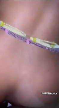 我从脱衣舞俱乐部带走了这个女孩，我操了她的两个小穴