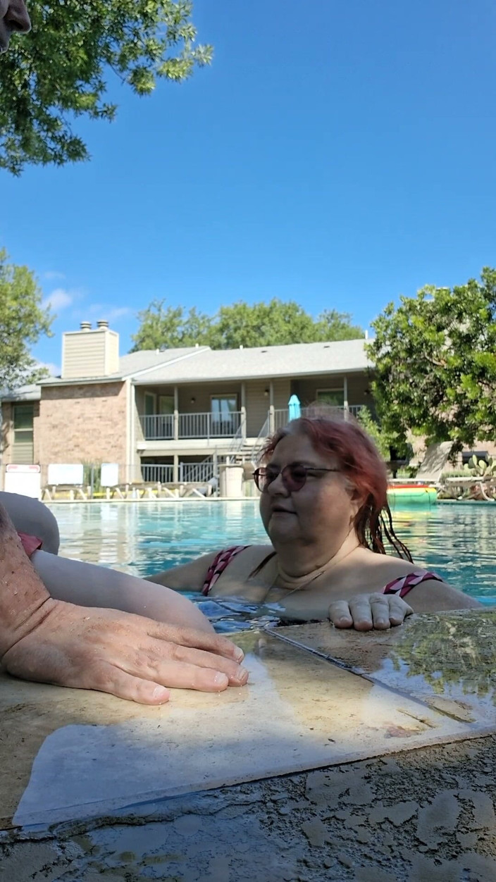 BBW nurse Vicki adventures with friends: La Coppia BBW Ama Baciare La Piscina!