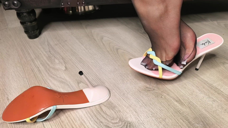 Goddess Lena: Kaki Celana Ketat Hitam