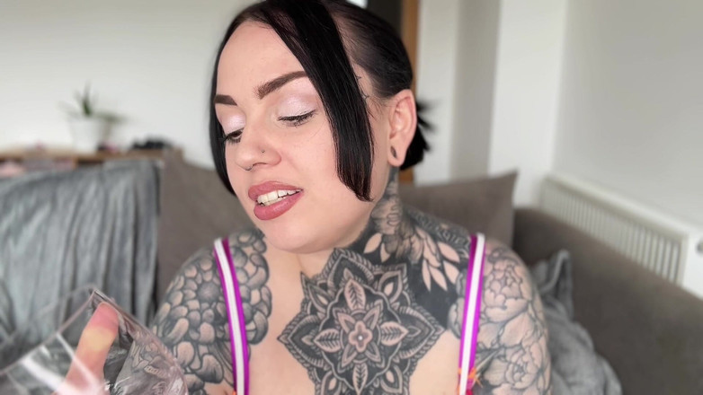 Miss Valentina: 吐口水婊子开胃酒