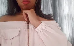 Masturbação feminina da enteada mostrando sua buceta raspada ficou bonita !!