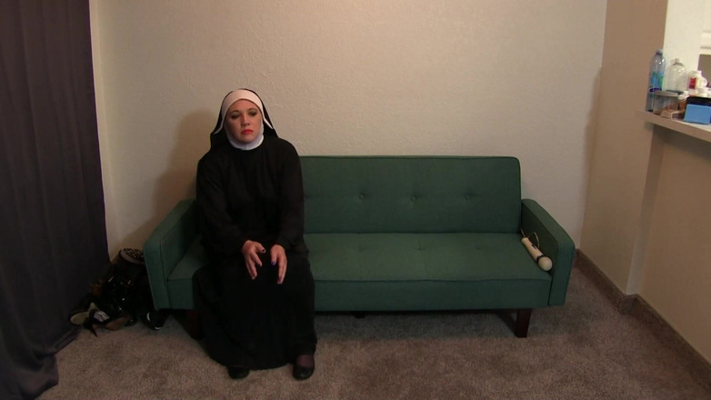 Evangelines Fetish: Une nonne coquine surprise en train de se masturber