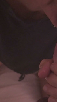 침대에서 오럴하기 전에 - 입에 사정할 때까지 쉬지 않는 핫와이프