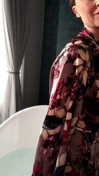 Smyslná a sexy kundička Hrátky s MILF od vedle