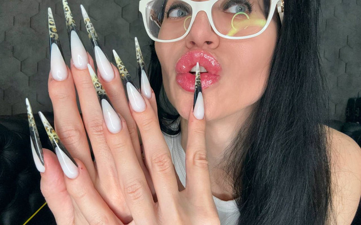 Julia domaina: Bentuk kuku baru bahkan lebih panjang, stiletto tajam, mengisap jari...