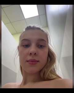 JuiceLussie: Mükemmel göte büyük anal tıkaç. Pembe amcığı parmaklıyor