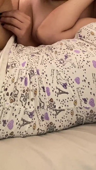 Dvě nadržené dívky se navzájem potěší svými odbornými prsty, dokud nedosáhnou intenzivních, mokrých orgasmů.