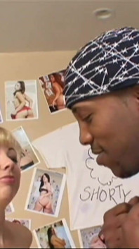 Wytatuowana cycata blondynka analnie zerżnięta od kolesia BBC Shorty Mac