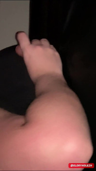 19 tahun dapat blowjob pertamanya daripada seorang lelaki dan memberikan dua pancutan mani.