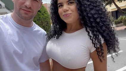 Latina-squirter mit dicken titten hat mehrere squirting-orgasmen auf großem weißem schwanz in sexy dessous