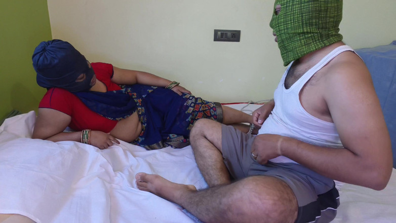 Hotty Mona: 침실에서 새엄마와 섹스하는 배다른 아들