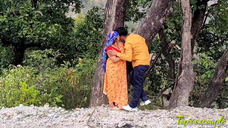 Topxxxcouple: Desi vesnická Bhabhi si užívá šukání videa