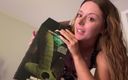 Nadia Foxx: Citind erotica în timp ce este futută de o pulă monstruoasă!