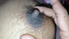 Hintli kadın tuzak kurulan kızın vajinasını sikiyor