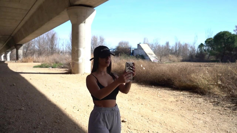 Valentino Roca TV: 私は見知らぬ人を車に乗せ、彼女は私の精液を飲み込んでしまいます