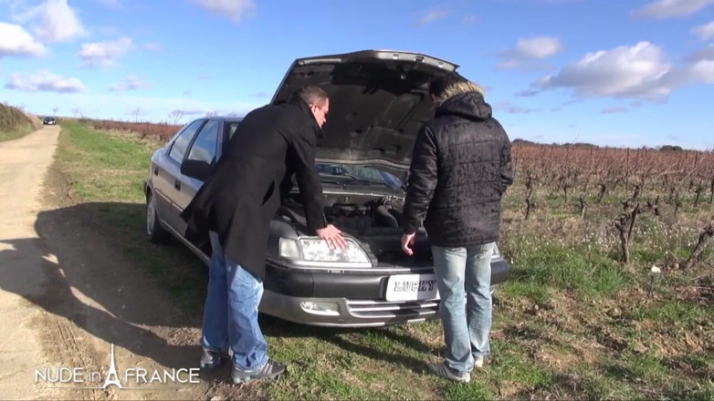 Nude in France: Twee hebzuchtige rijpe slet met grote tieten vonden twee klootzakken...