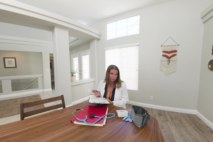 Sex Over 50 VR: Sexy zralá MILFka dělá domácí hovor